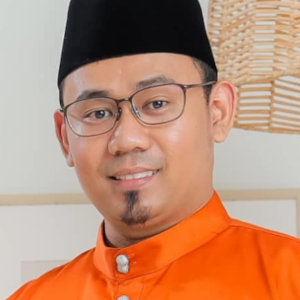 Mohd Khairi Ishak menyambung pengajian Diploma Teknologi Seni Reka Perindustrian di Kolej Widad, Kuantan Pahang